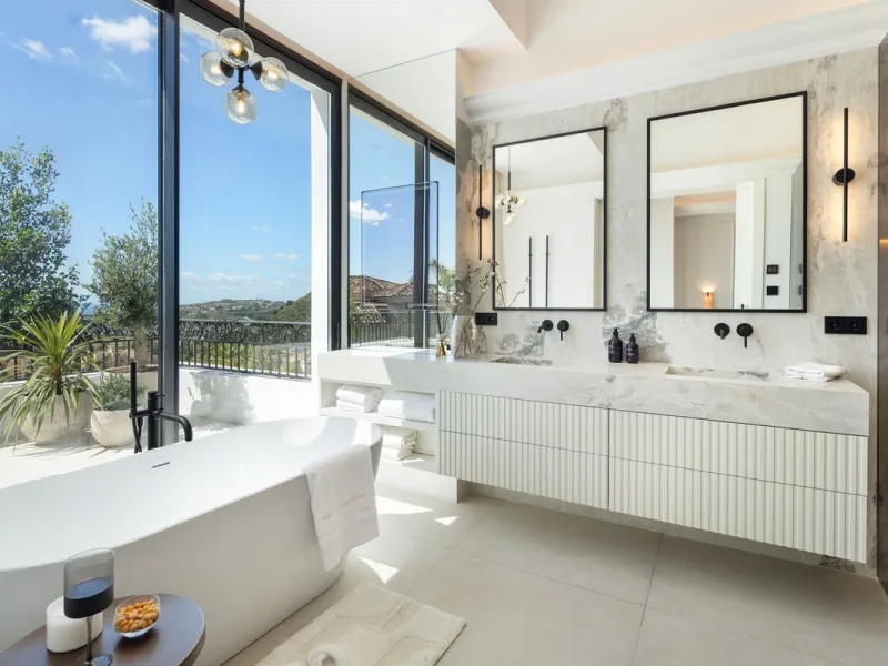 Discover this spectacular, fully renovated luxury villa located in the prestigious gated community of Los Arqueros, boasting breathtaking views over the renowned golf course. Blending timeless Mediterranean architecture with sleek contemporary elegance, t