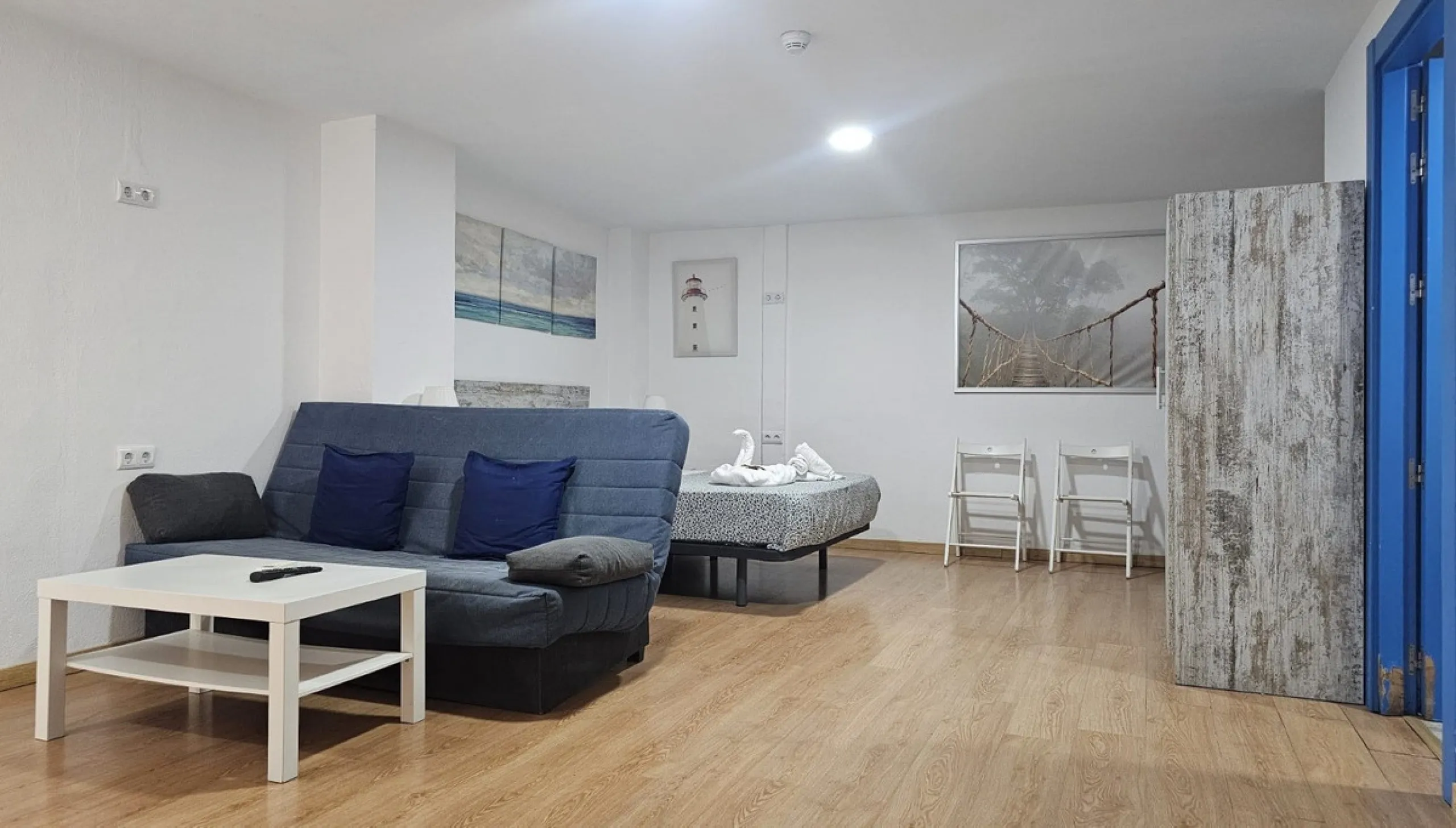 Boutique hotel located in the heart of Málaga, on a quiet street yet close to all services and amenities. It boasts 590 m² of built area and 13 rooms distributed over four floors, including a penthouse with a turret.