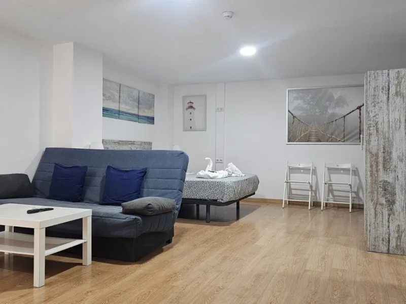 Boutique hotel located in the heart of Málaga, on a quiet street yet close to all services and amenities. It boasts 590 m² of built area and 13 rooms distributed over four floors, including a penthouse with a turret.