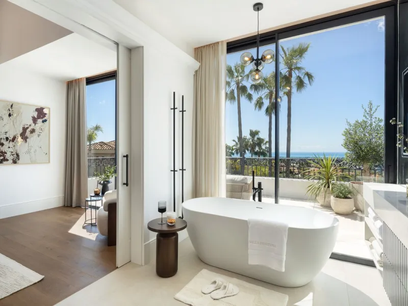 Discover this spectacular, fully renovated luxury villa located in the prestigious gated community of Los Arqueros, boasting breathtaking views over the renowned golf course. Blending timeless Mediterranean architecture with sleek contemporary elegance, t