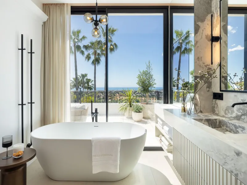 Discover this spectacular, fully renovated luxury villa located in the prestigious gated community of Los Arqueros, boasting breathtaking views over the renowned golf course. Blending timeless Mediterranean architecture with sleek contemporary elegance, t