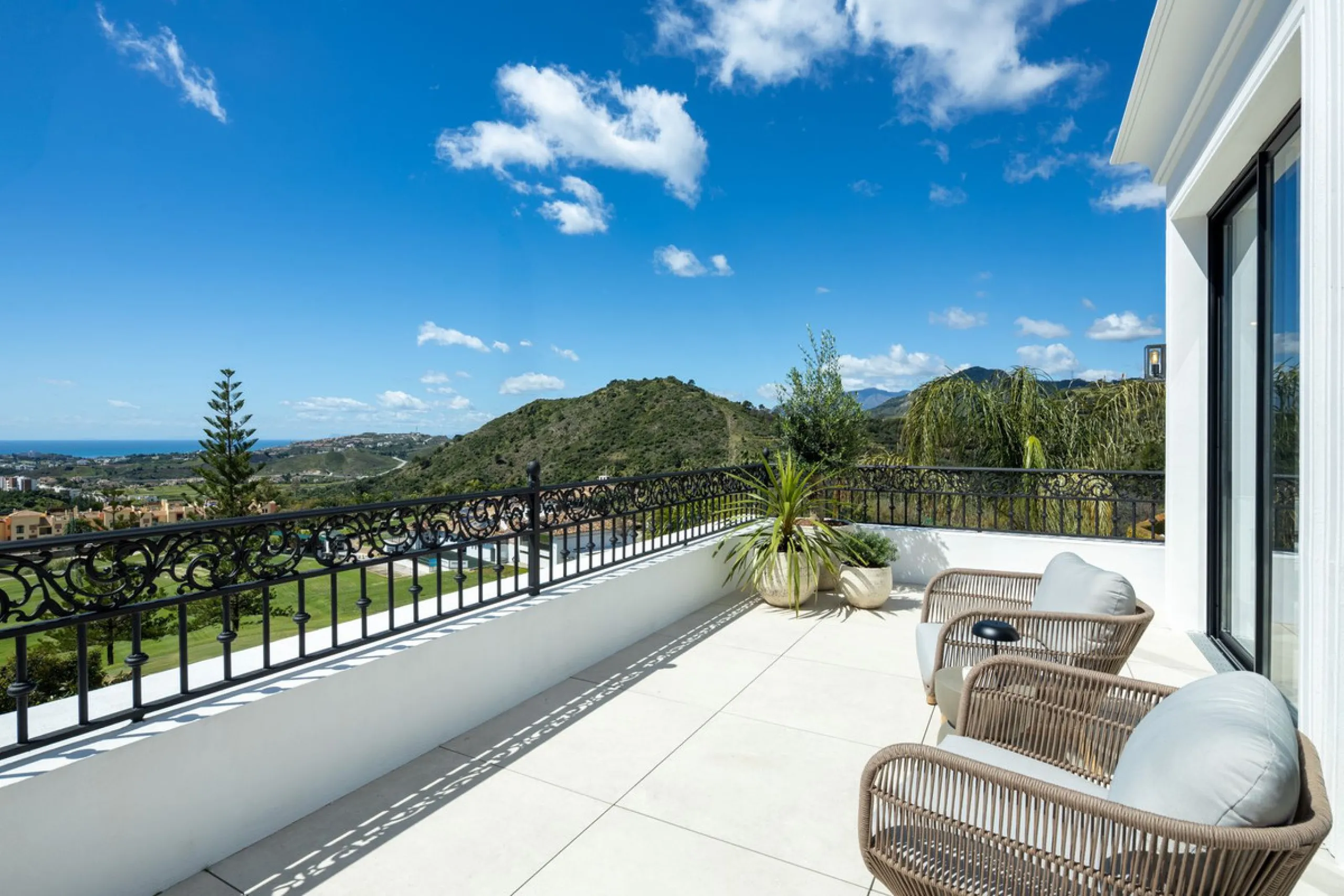 Discover this spectacular, fully renovated luxury villa located in the prestigious gated community of Los Arqueros, boasting breathtaking views over the renowned golf course. Blending timeless Mediterranean architecture with sleek contemporary elegance, t