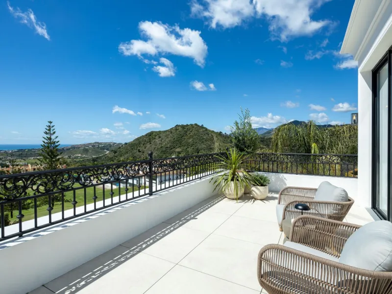 Discover this spectacular, fully renovated luxury villa located in the prestigious gated community of Los Arqueros, boasting breathtaking views over the renowned golf course. Blending timeless Mediterranean architecture with sleek contemporary elegance, t