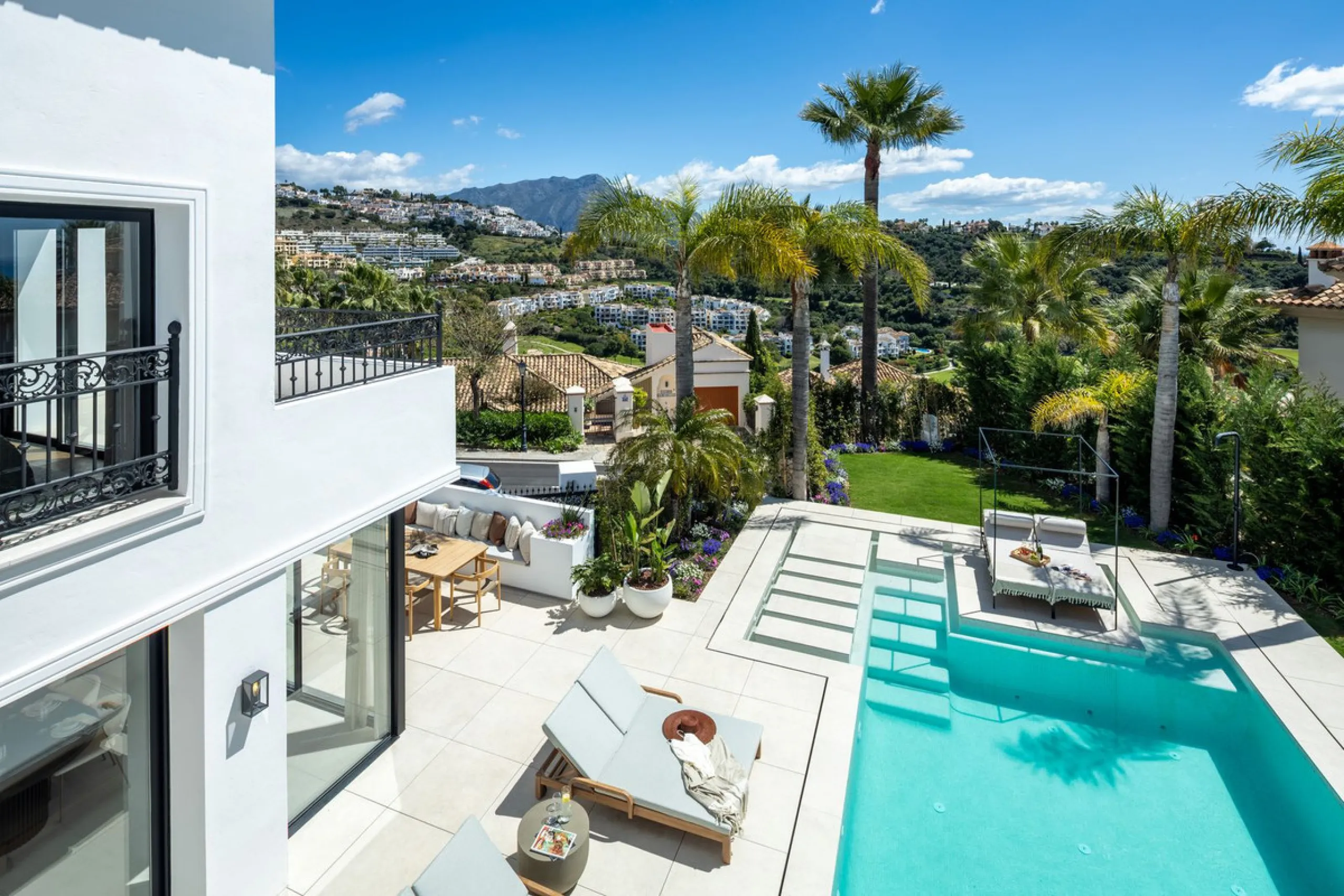 Discover this spectacular, fully renovated luxury villa located in the prestigious gated community of Los Arqueros, boasting breathtaking views over the renowned golf course. Blending timeless Mediterranean architecture with sleek contemporary elegance, t