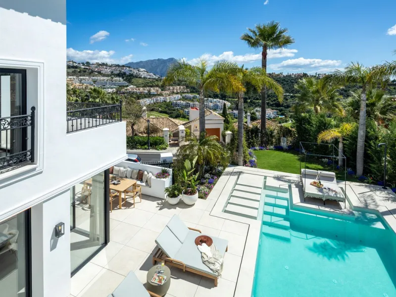 Discover this spectacular, fully renovated luxury villa located in the prestigious gated community of Los Arqueros, boasting breathtaking views over the renowned golf course. Blending timeless Mediterranean architecture with sleek contemporary elegance, t