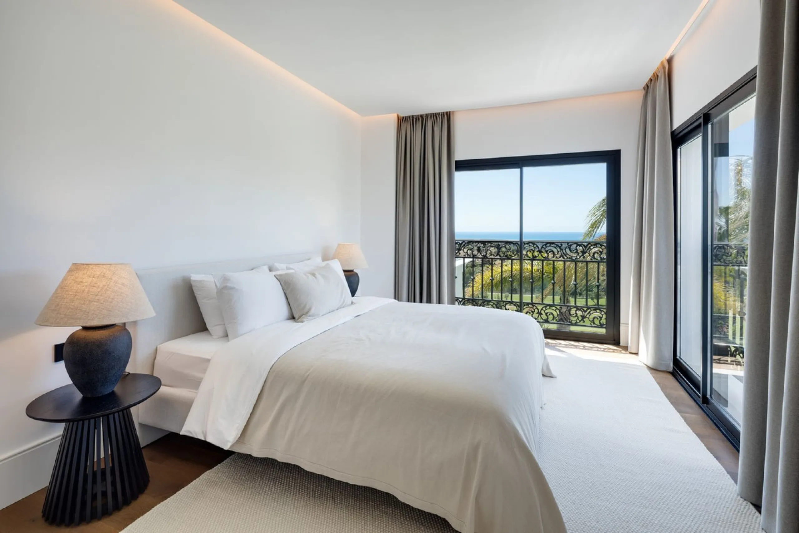 Discover this spectacular, fully renovated luxury villa located in the prestigious gated community of Los Arqueros, boasting breathtaking views over the renowned golf course. Blending timeless Mediterranean architecture with sleek contemporary elegance, t