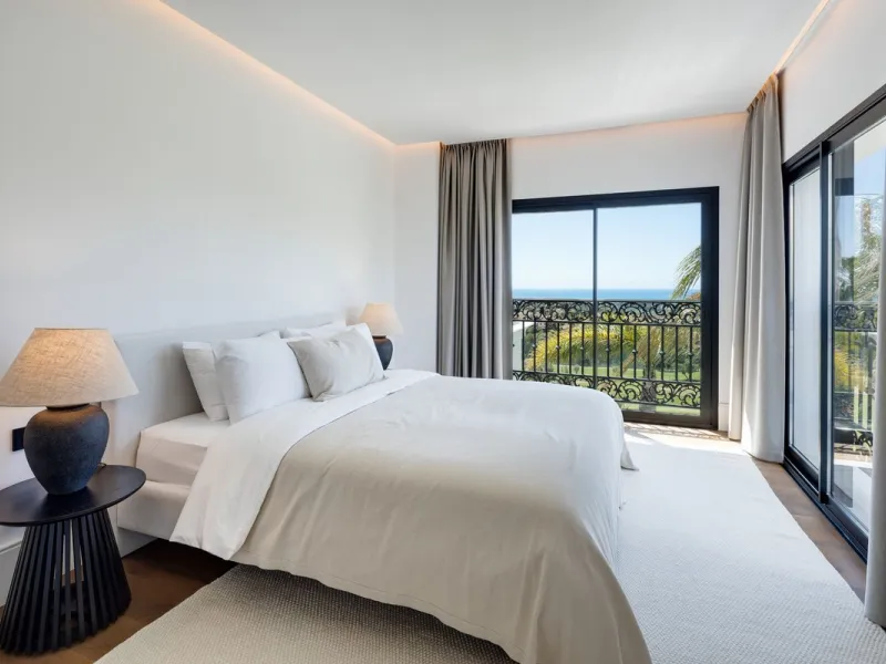 Discover this spectacular, fully renovated luxury villa located in the prestigious gated community of Los Arqueros, boasting breathtaking views over the renowned golf course. Blending timeless Mediterranean architecture with sleek contemporary elegance, t