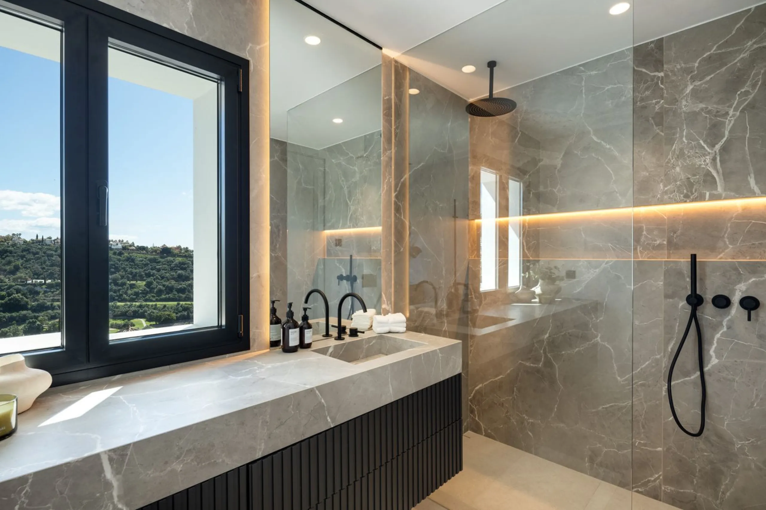 Discover this spectacular, fully renovated luxury villa located in the prestigious gated community of Los Arqueros, boasting breathtaking views over the renowned golf course. Blending timeless Mediterranean architecture with sleek contemporary elegance, t