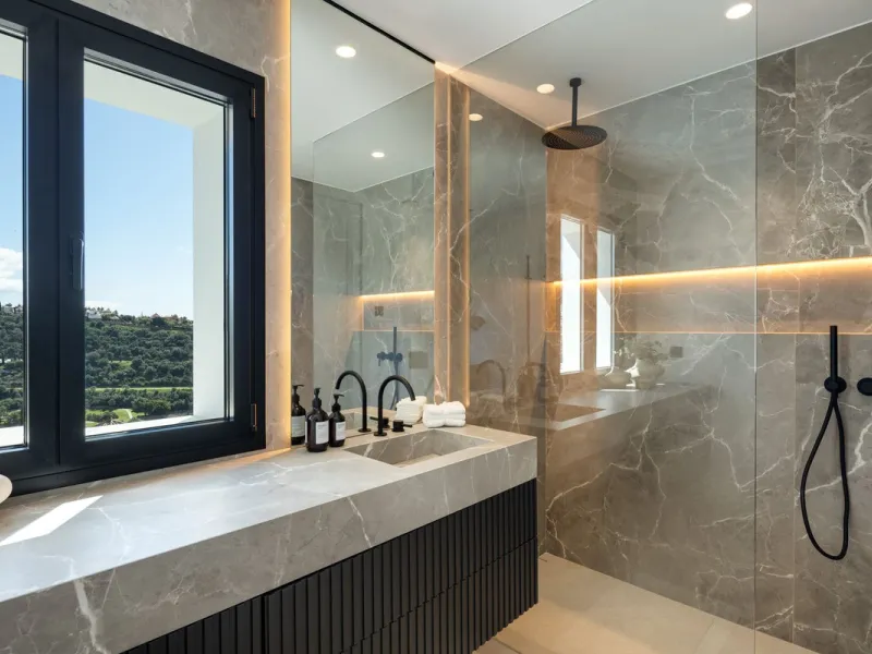 Discover this spectacular, fully renovated luxury villa located in the prestigious gated community of Los Arqueros, boasting breathtaking views over the renowned golf course. Blending timeless Mediterranean architecture with sleek contemporary elegance, t