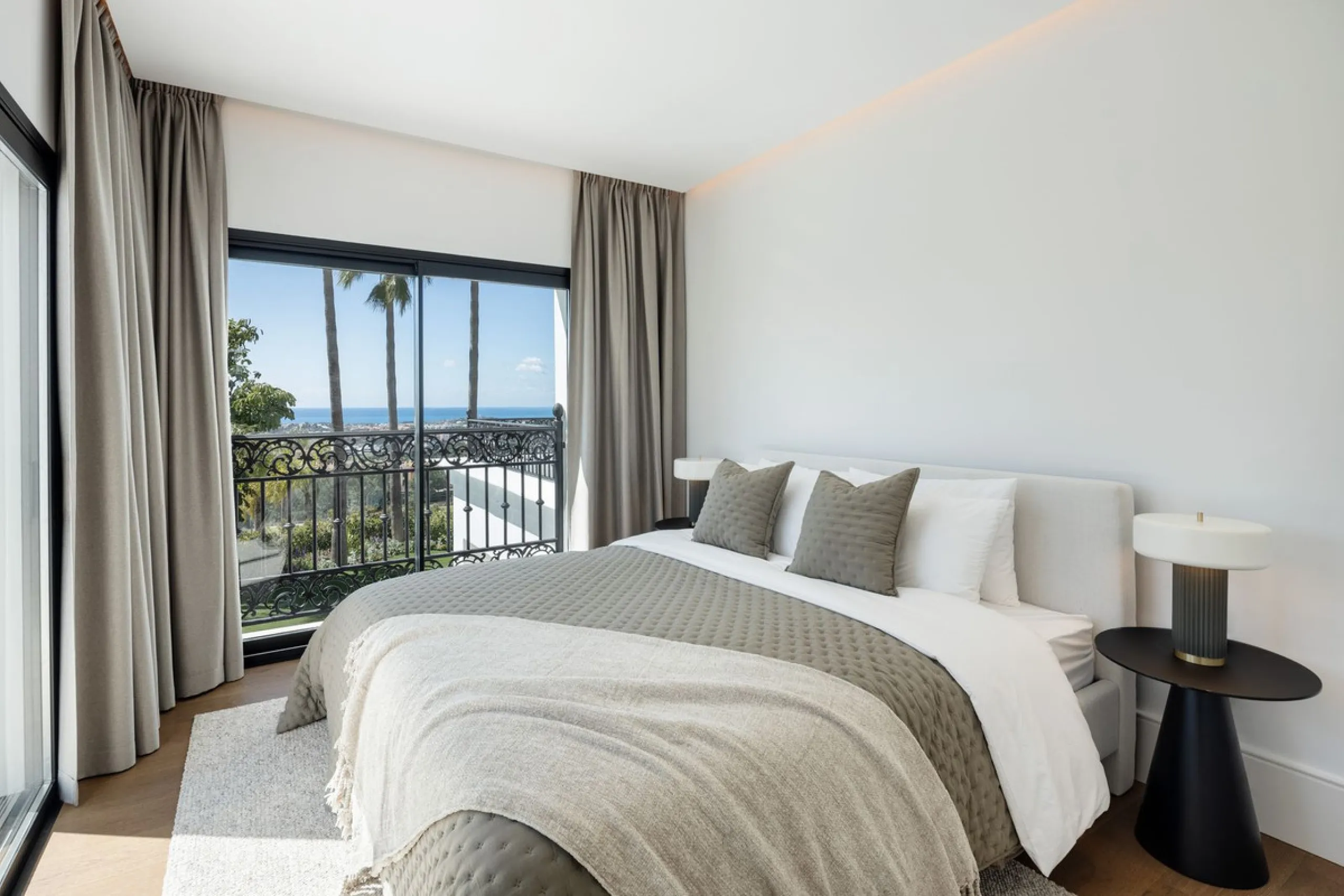 Discover this spectacular, fully renovated luxury villa located in the prestigious gated community of Los Arqueros, boasting breathtaking views over the renowned golf course. Blending timeless Mediterranean architecture with sleek contemporary elegance, t