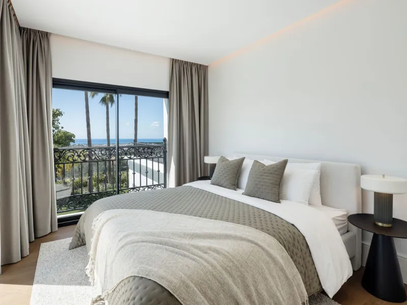 Discover this spectacular, fully renovated luxury villa located in the prestigious gated community of Los Arqueros, boasting breathtaking views over the renowned golf course. Blending timeless Mediterranean architecture with sleek contemporary elegance, t