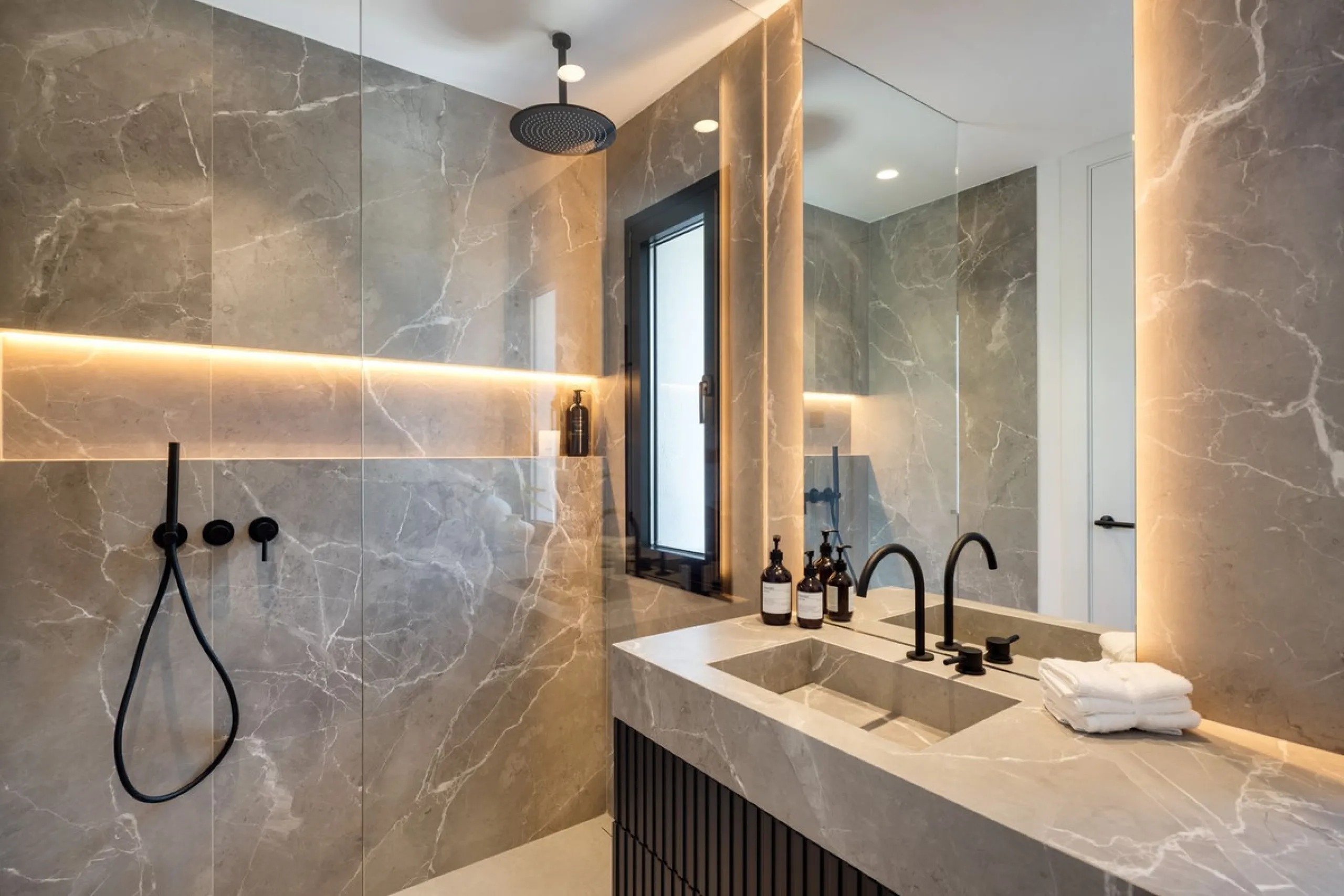 Discover this spectacular, fully renovated luxury villa located in the prestigious gated community of Los Arqueros, boasting breathtaking views over the renowned golf course. Blending timeless Mediterranean architecture with sleek contemporary elegance, t
