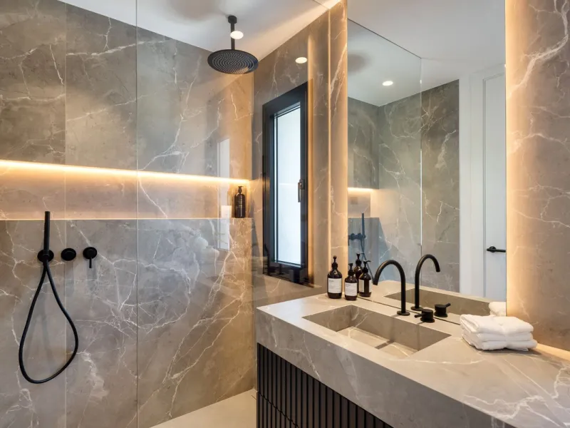 Discover this spectacular, fully renovated luxury villa located in the prestigious gated community of Los Arqueros, boasting breathtaking views over the renowned golf course. Blending timeless Mediterranean architecture with sleek contemporary elegance, t