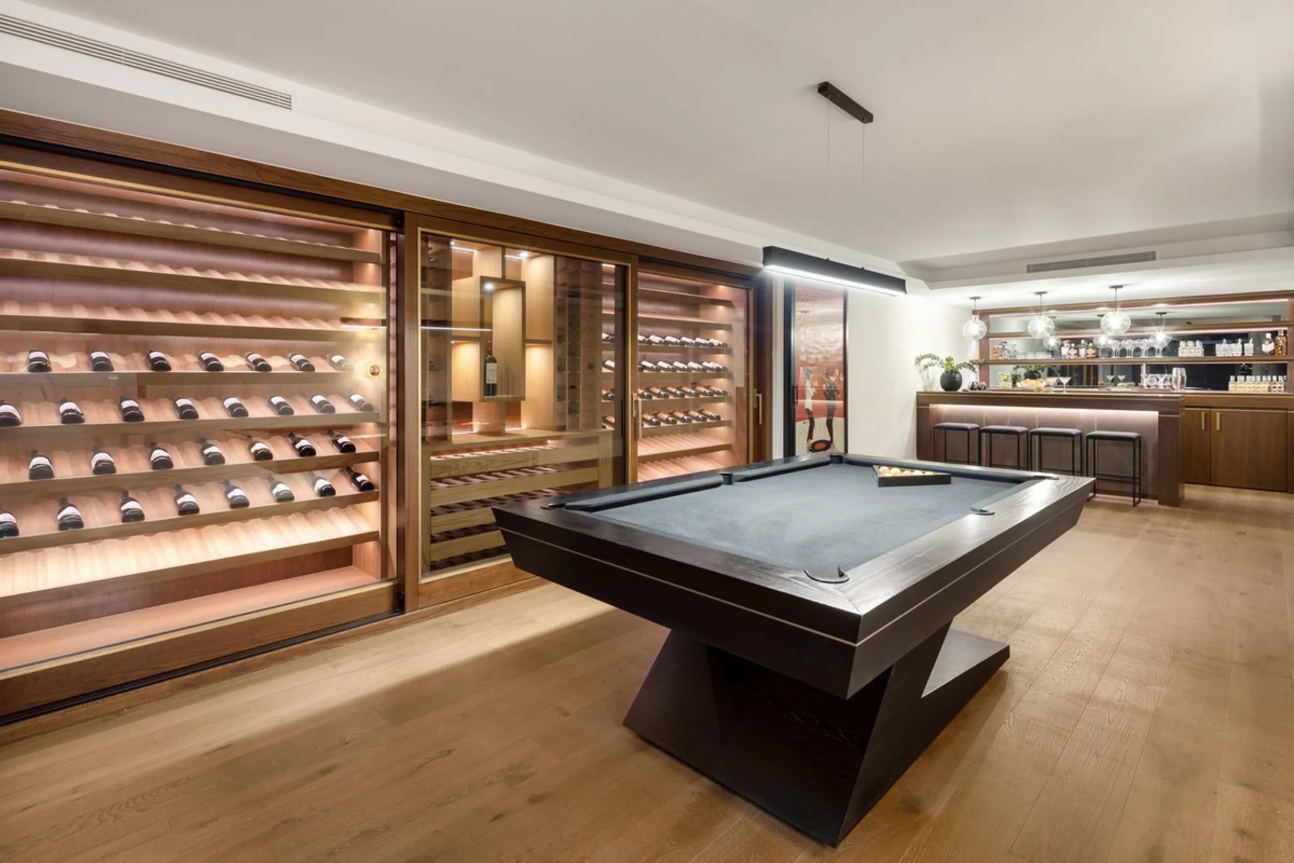 Discover this spectacular, fully renovated luxury villa located in the prestigious gated community of Los Arqueros, boasting breathtaking views over the renowned golf course. Blending timeless Mediterranean architecture with sleek contemporary elegance, t