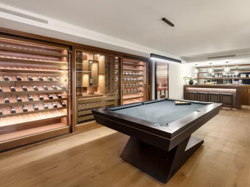 Discover this spectacular, fully renovated luxury villa located in the prestigious gated community of Los Arqueros, boasting breathtaking views over the renowned golf course. Blending timeless Mediterranean architecture with sleek contemporary elegance, t