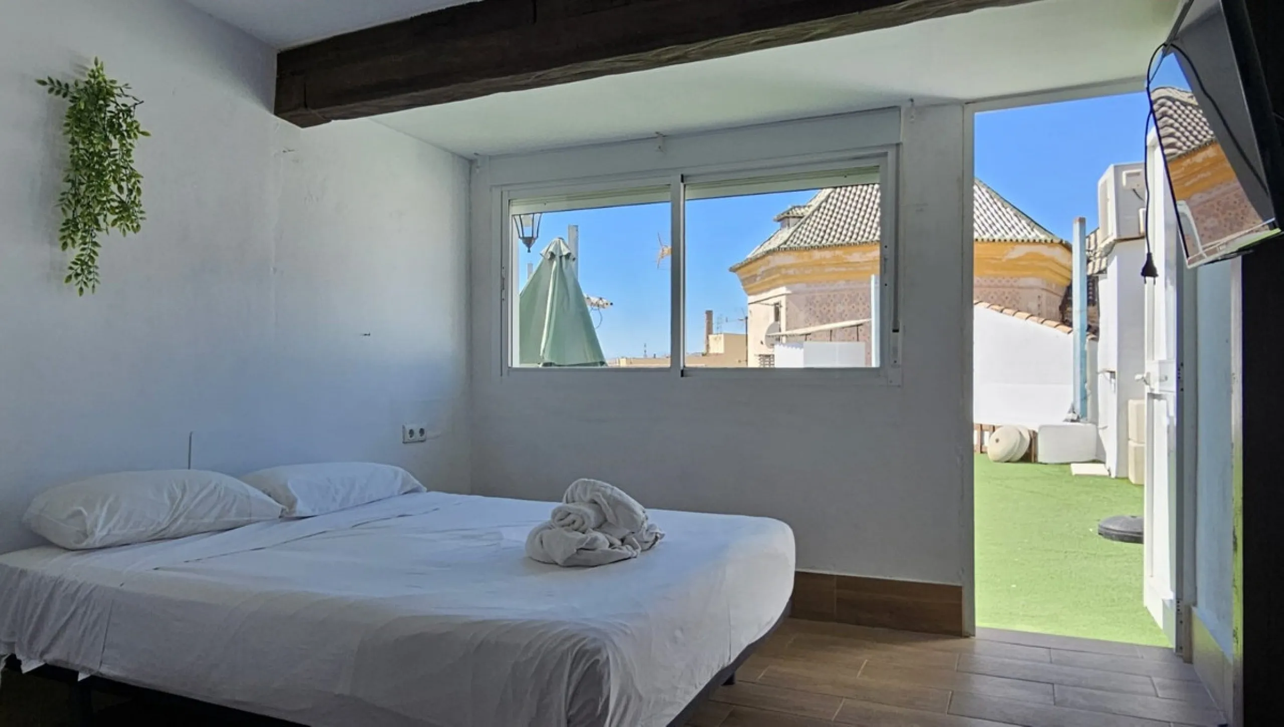 Boutique hotel located in the heart of Málaga, on a quiet street yet close to all services and amenities. It boasts 590 m² of built area and 13 rooms distributed over four floors, including a penthouse with a turret.