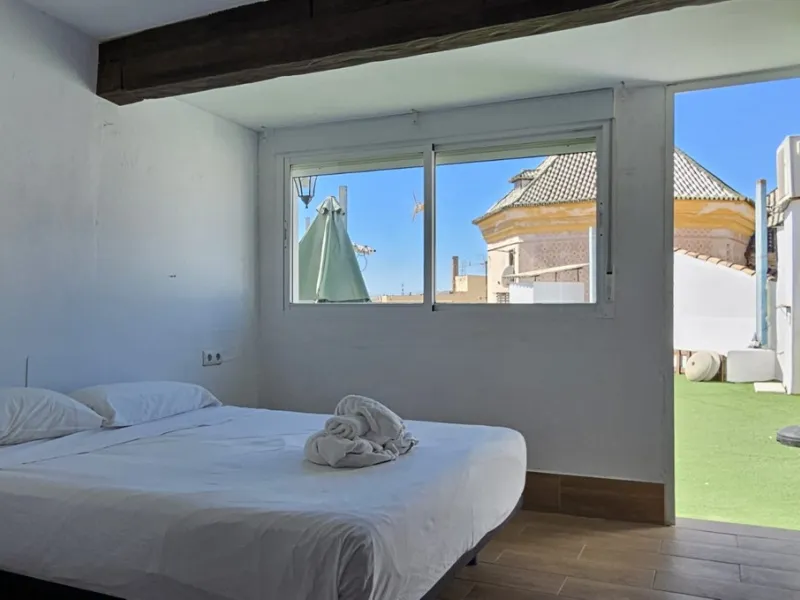 Boutique hotel located in the heart of Málaga, on a quiet street yet close to all services and amenities. It boasts 590 m² of built area and 13 rooms distributed over four floors, including a penthouse with a turret.