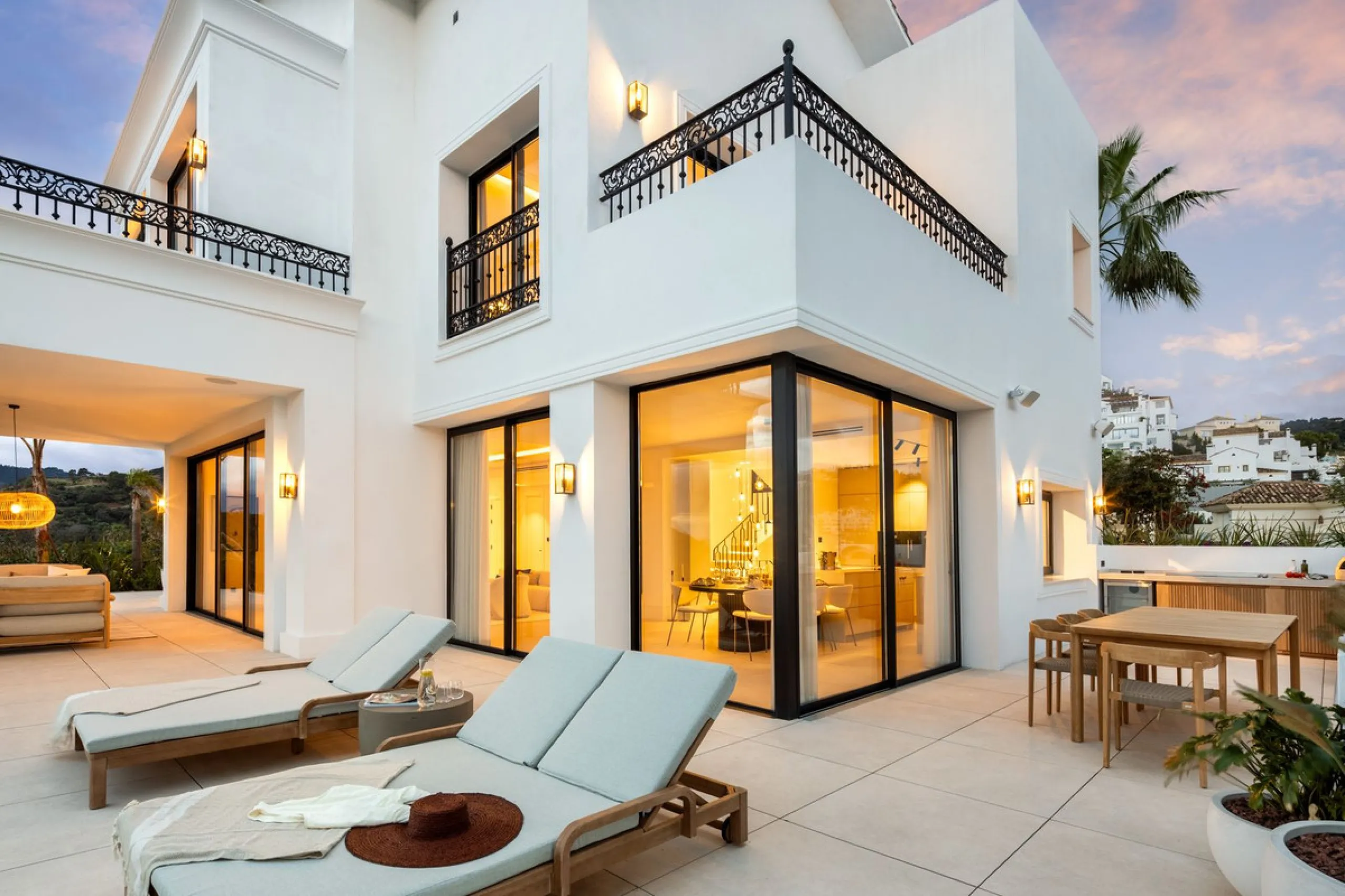 Discover this spectacular, fully renovated luxury villa located in the prestigious gated community of Los Arqueros, boasting breathtaking views over the renowned golf course. Blending timeless Mediterranean architecture with sleek contemporary elegance, t