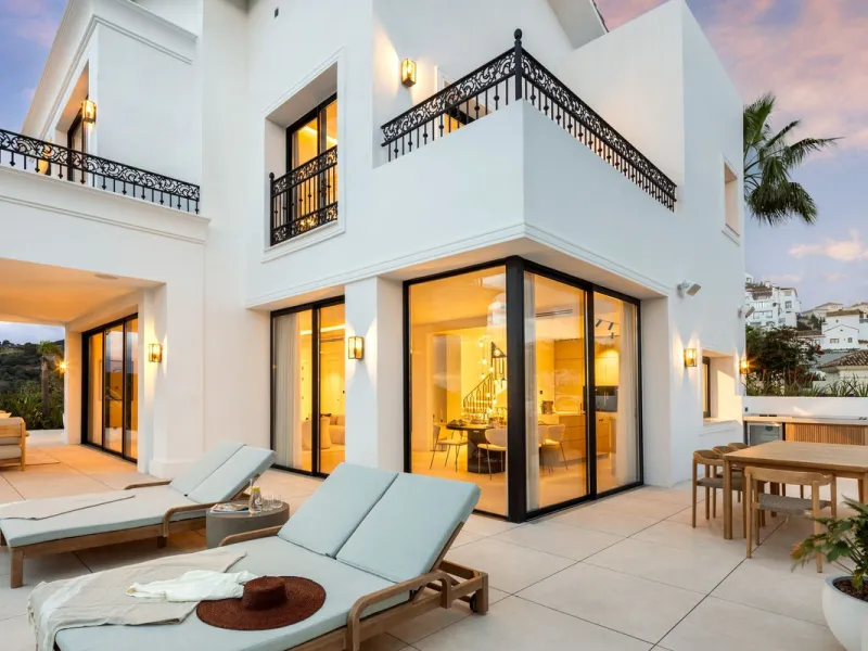 Discover this spectacular, fully renovated luxury villa located in the prestigious gated community of Los Arqueros, boasting breathtaking views over the renowned golf course. Blending timeless Mediterranean architecture with sleek contemporary elegance, t
