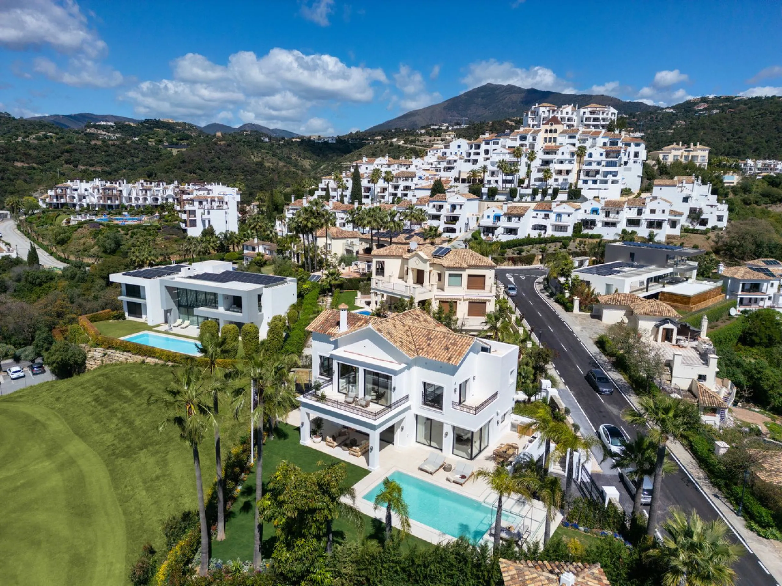Discover this spectacular, fully renovated luxury villa located in the prestigious gated community of Los Arqueros, boasting breathtaking views over the renowned golf course. Blending timeless Mediterranean architecture with sleek contemporary elegance, t