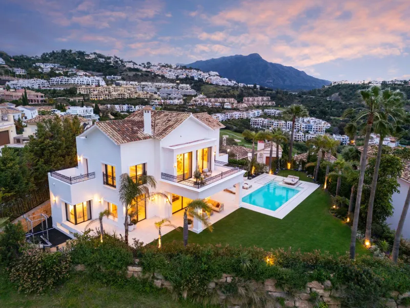 Discover this spectacular, fully renovated luxury villa located in the prestigious gated community of Los Arqueros, boasting breathtaking views over the renowned golf course. Blending timeless Mediterranean architecture with sleek contemporary elegance, t