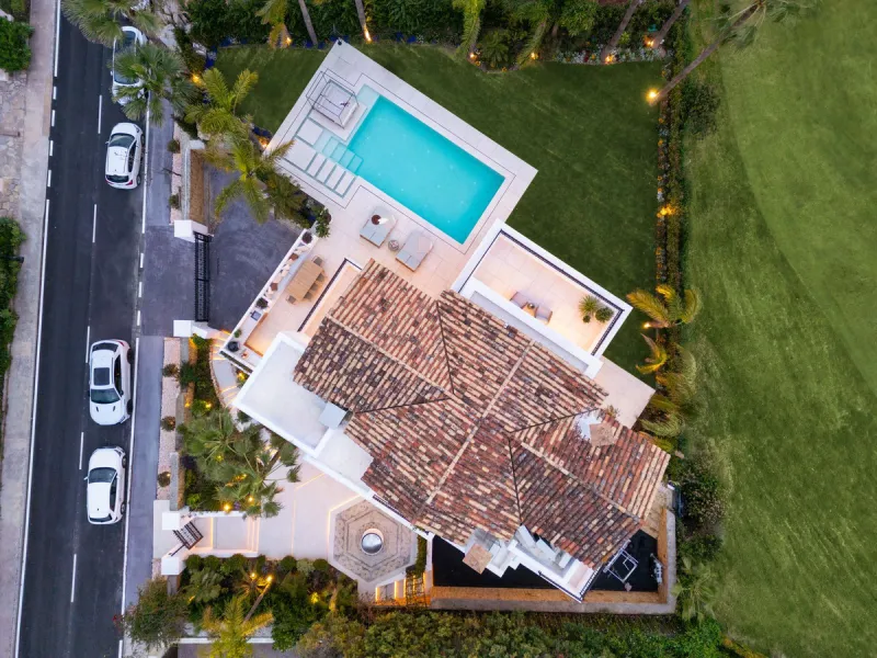 Discover this spectacular, fully renovated luxury villa located in the prestigious gated community of Los Arqueros, boasting breathtaking views over the renowned golf course. Blending timeless Mediterranean architecture with sleek contemporary elegance, t