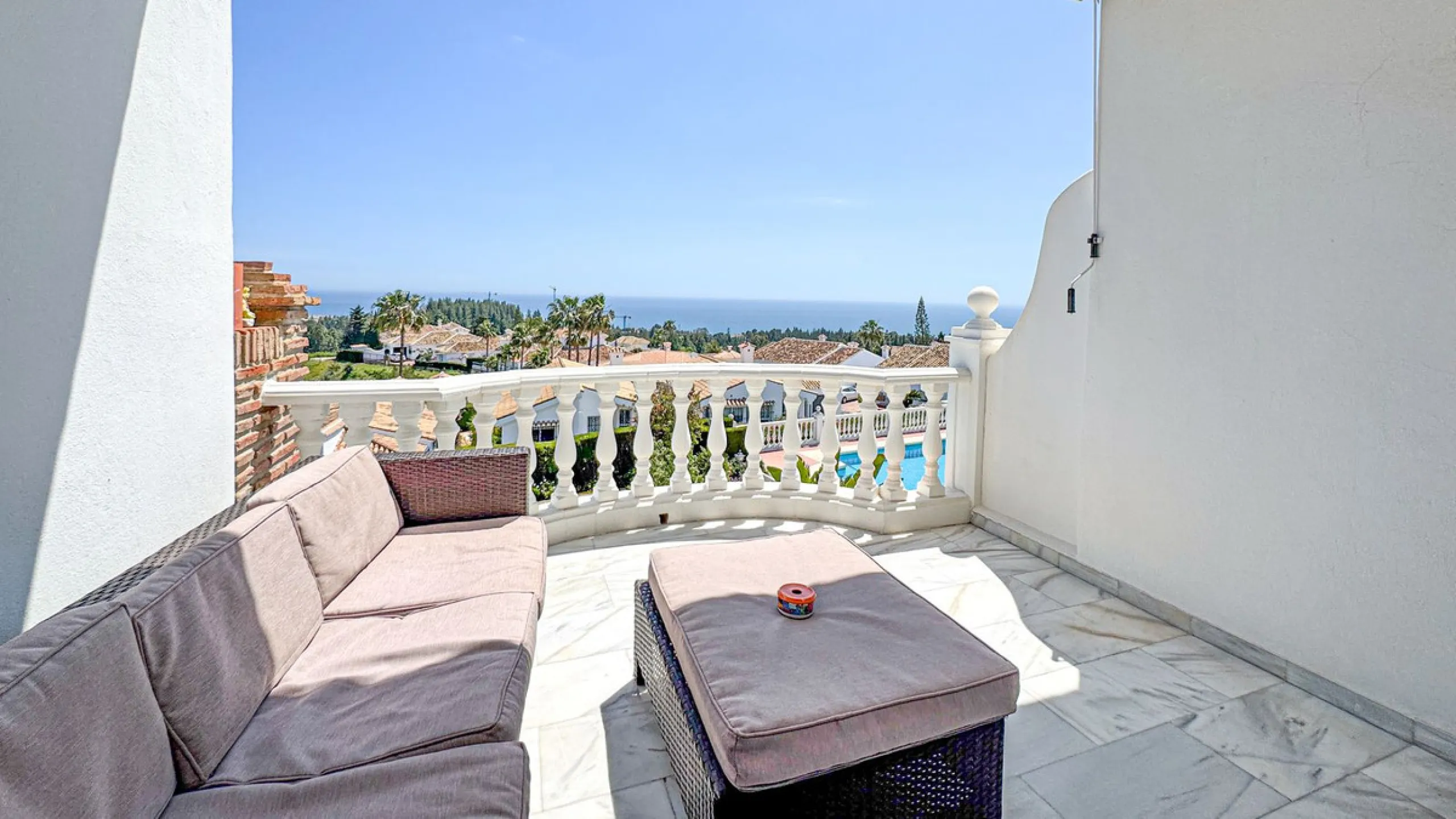 This apartment is located on the first floor of a small residential complex directly on the golf course of El Chaparral. The location is one of the most sought-after residential areas in the region. Within a few minutes, you can reach the popular coastal 