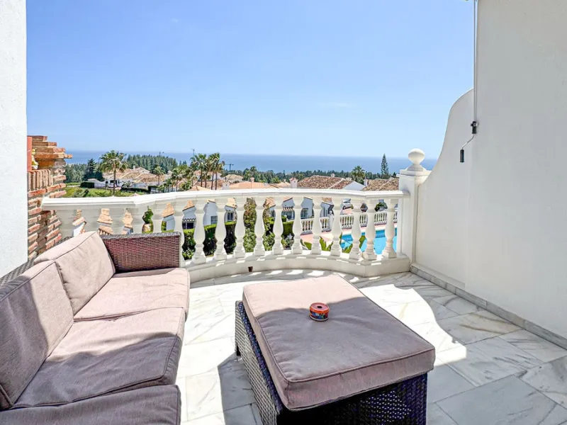 This apartment is located on the first floor of a small residential complex directly on the golf course of El Chaparral. The location is one of the most sought-after residential areas in the region. Within a few minutes, you can reach the popular coastal 