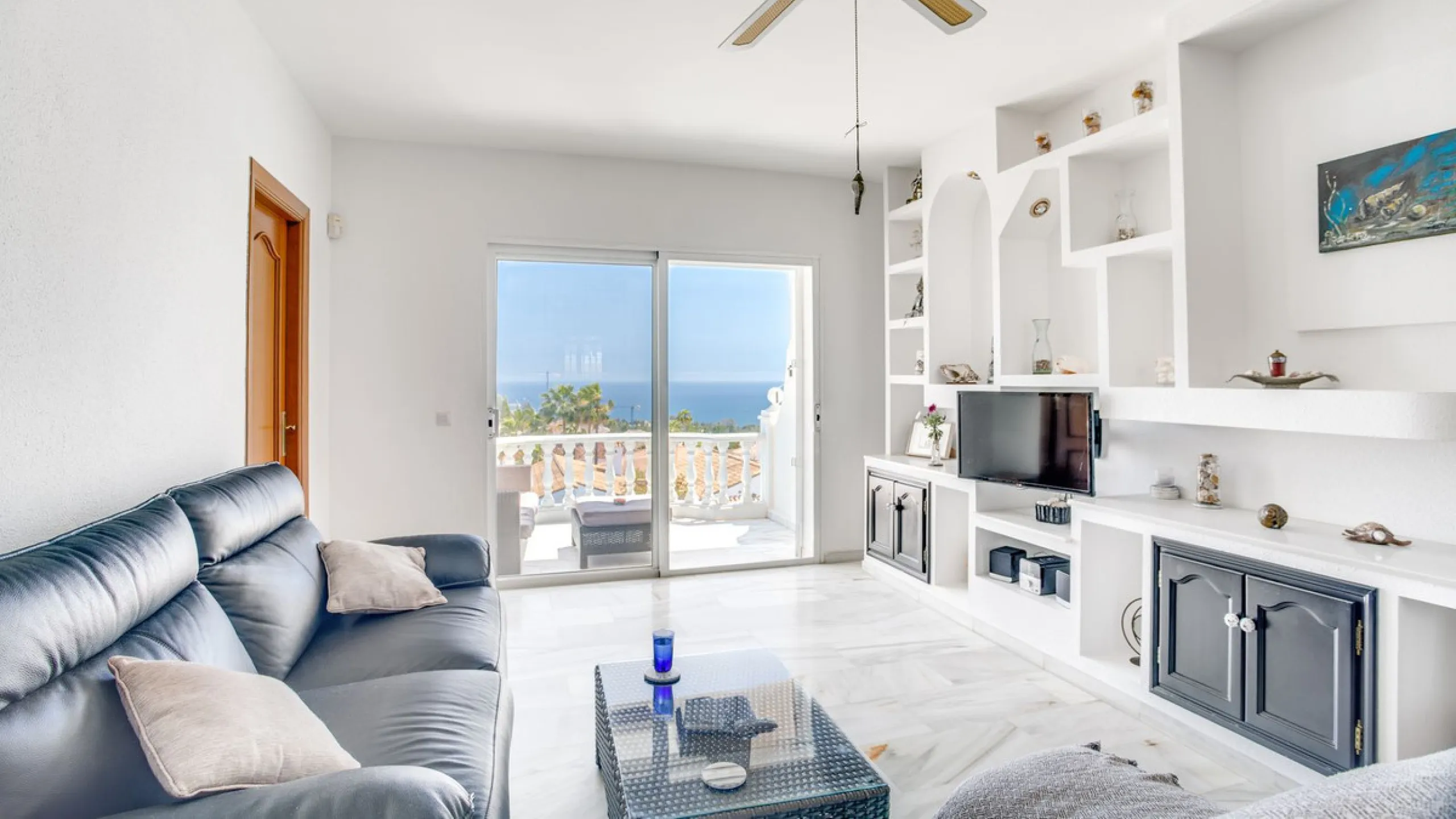 This apartment is located on the first floor of a small residential complex directly on the golf course of El Chaparral. The location is one of the most sought-after residential areas in the region. Within a few minutes, you can reach the popular coastal 