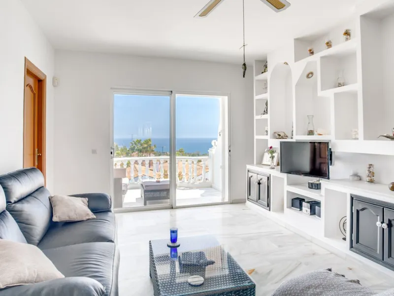 This apartment is located on the first floor of a small residential complex directly on the golf course of El Chaparral. The location is one of the most sought-after residential areas in the region. Within a few minutes, you can reach the popular coastal 