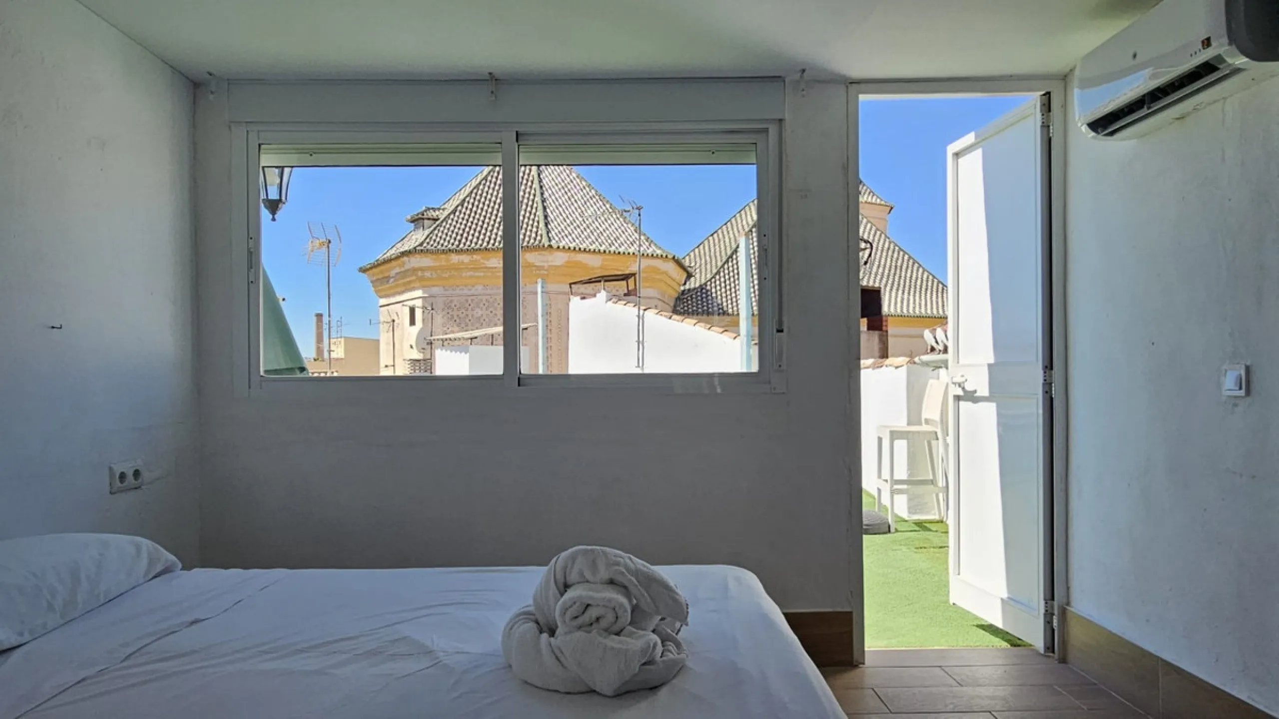 Boutique hotel located in the heart of Málaga, on a quiet street yet close to all services and amenities. It boasts 590 m² of built area and 13 rooms distributed over four floors, including a penthouse with a turret.