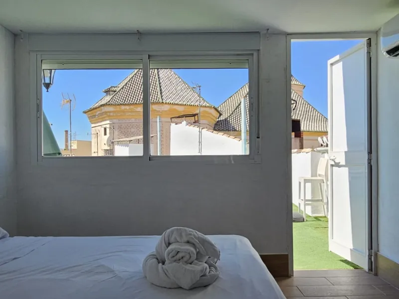 Boutique hotel located in the heart of Málaga, on a quiet street yet close to all services and amenities. It boasts 590 m² of built area and 13 rooms distributed over four floors, including a penthouse with a turret.