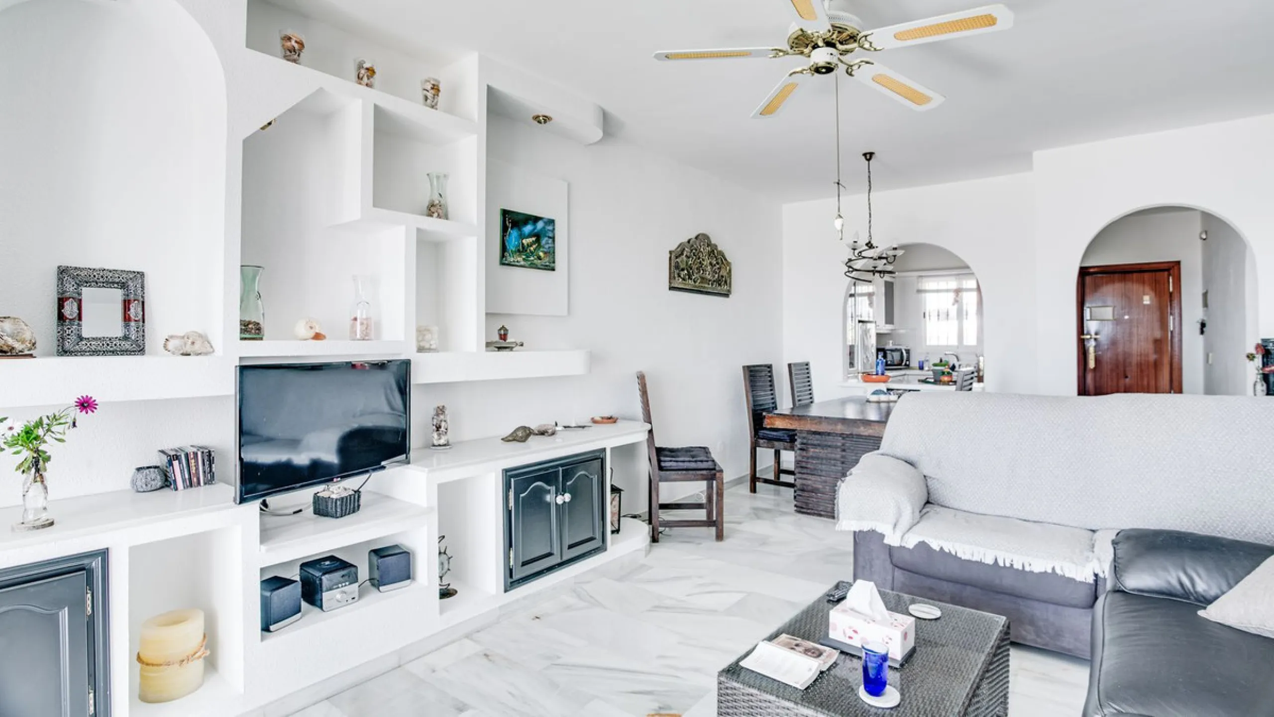 This apartment is located on the first floor of a small residential complex directly on the golf course of El Chaparral. The location is one of the most sought-after residential areas in the region. Within a few minutes, you can reach the popular coastal 