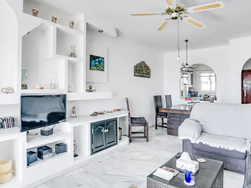 This apartment is located on the first floor of a small residential complex directly on the golf course of El Chaparral. The location is one of the most sought-after residential areas in the region. Within a few minutes, you can reach the popular coastal 