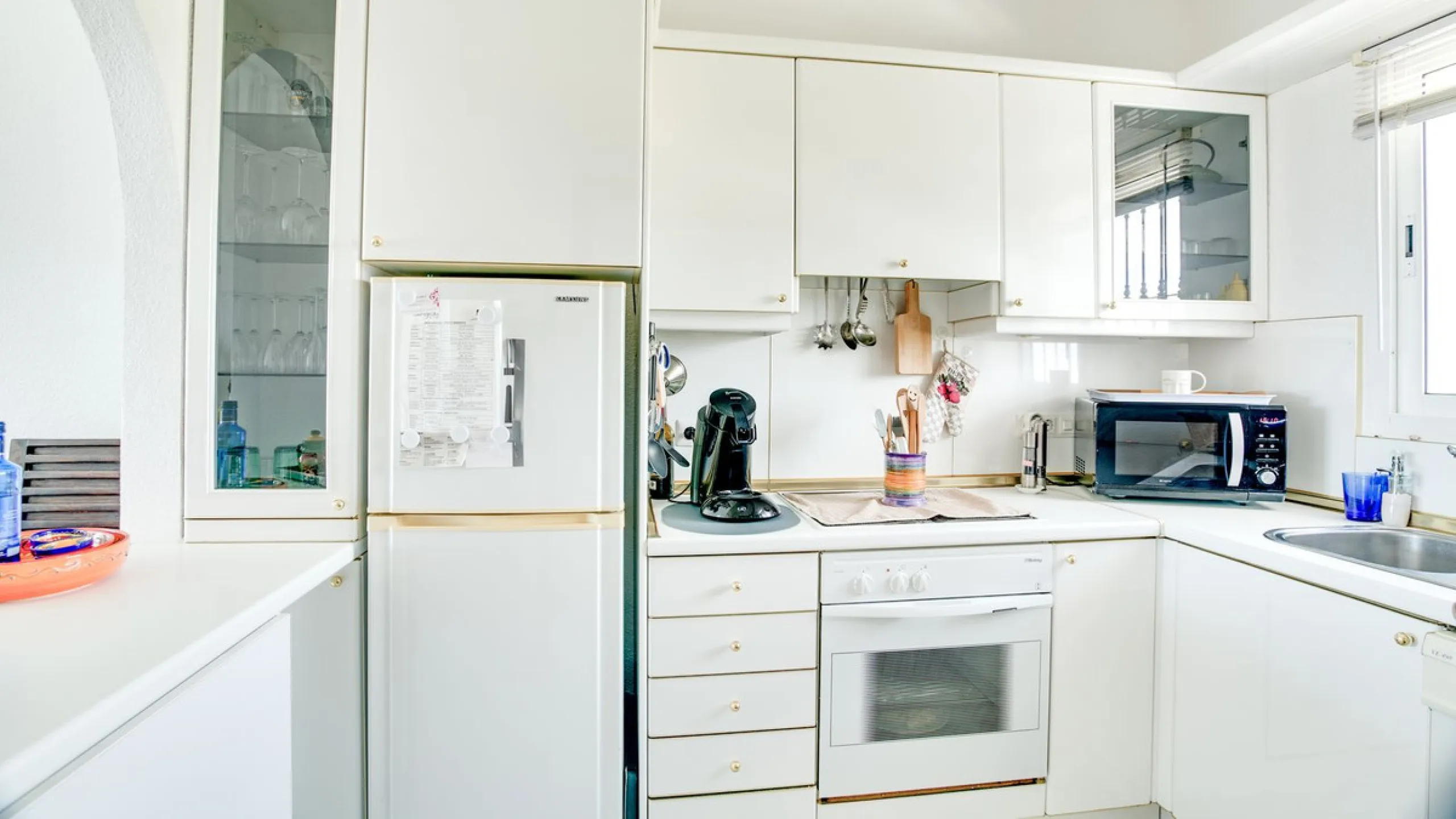 This apartment is located on the first floor of a small residential complex directly on the golf course of El Chaparral. The location is one of the most sought-after residential areas in the region. Within a few minutes, you can reach the popular coastal 