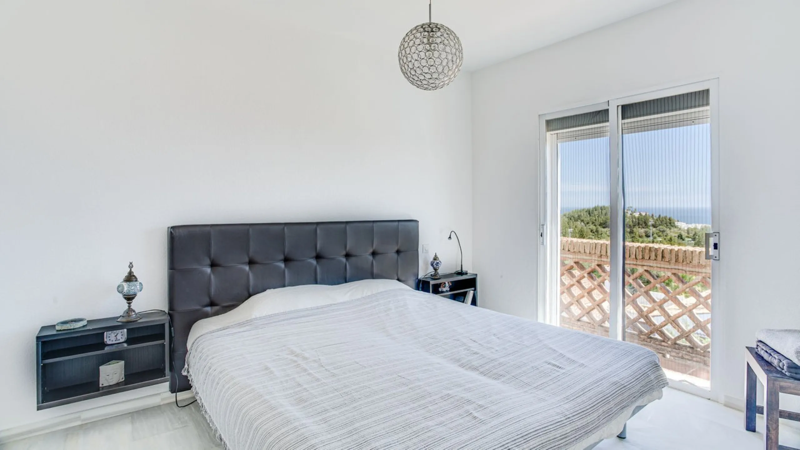 This apartment is located on the first floor of a small residential complex directly on the golf course of El Chaparral. The location is one of the most sought-after residential areas in the region. Within a few minutes, you can reach the popular coastal 