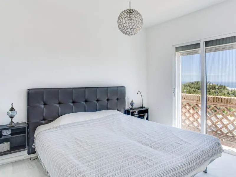This apartment is located on the first floor of a small residential complex directly on the golf course of El Chaparral. The location is one of the most sought-after residential areas in the region. Within a few minutes, you can reach the popular coastal 