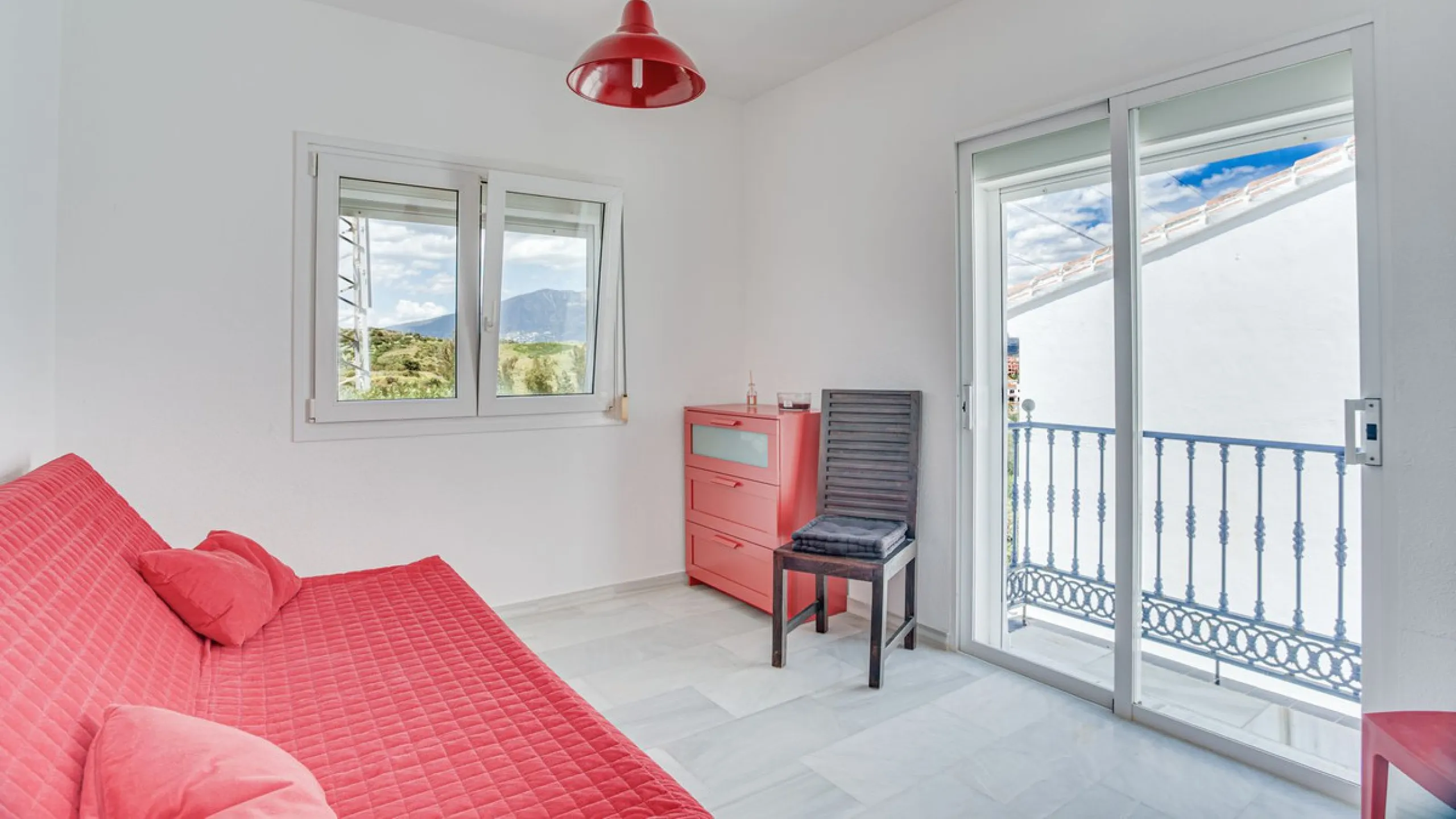 This apartment is located on the first floor of a small residential complex directly on the golf course of El Chaparral. The location is one of the most sought-after residential areas in the region. Within a few minutes, you can reach the popular coastal 