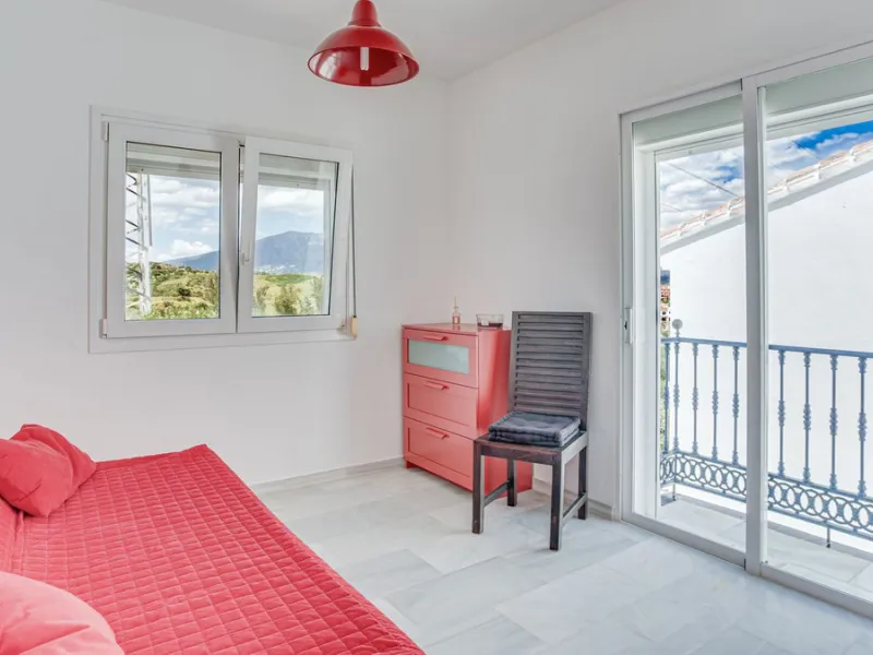 This apartment is located on the first floor of a small residential complex directly on the golf course of El Chaparral. The location is one of the most sought-after residential areas in the region. Within a few minutes, you can reach the popular coastal 
