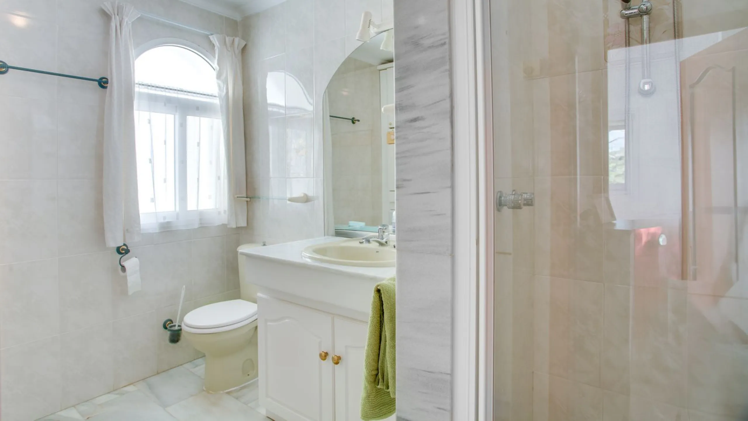 This apartment is located on the first floor of a small residential complex directly on the golf course of El Chaparral. The location is one of the most sought-after residential areas in the region. Within a few minutes, you can reach the popular coastal 