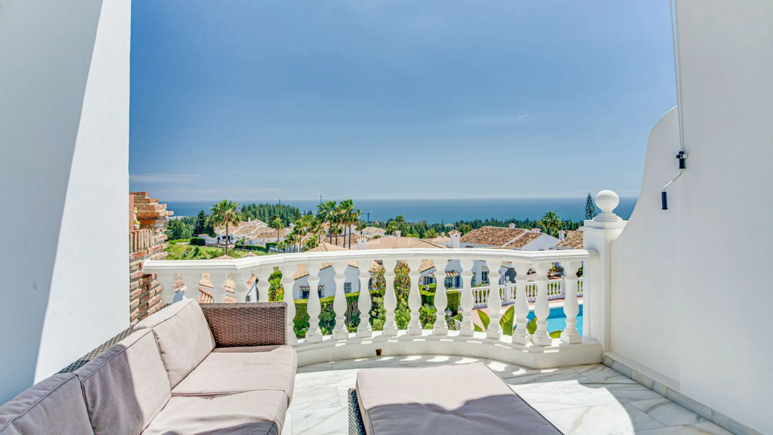 This apartment is located on the first floor of a small residential complex directly on the golf course of El Chaparral. The location is one of the most sought-after residential areas in the region. Within a few minutes, you can reach the popular coastal 