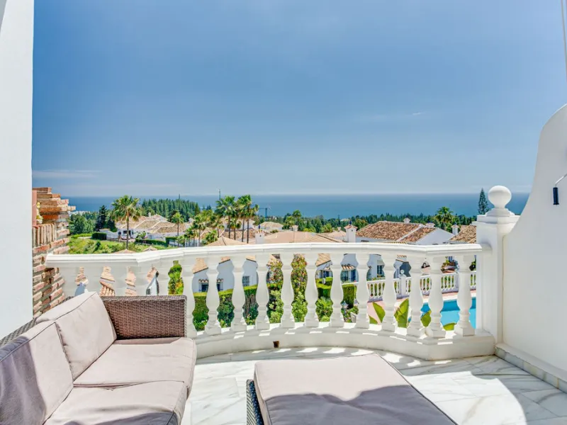This apartment is located on the first floor of a small residential complex directly on the golf course of El Chaparral. The location is one of the most sought-after residential areas in the region. Within a few minutes, you can reach the popular coastal 