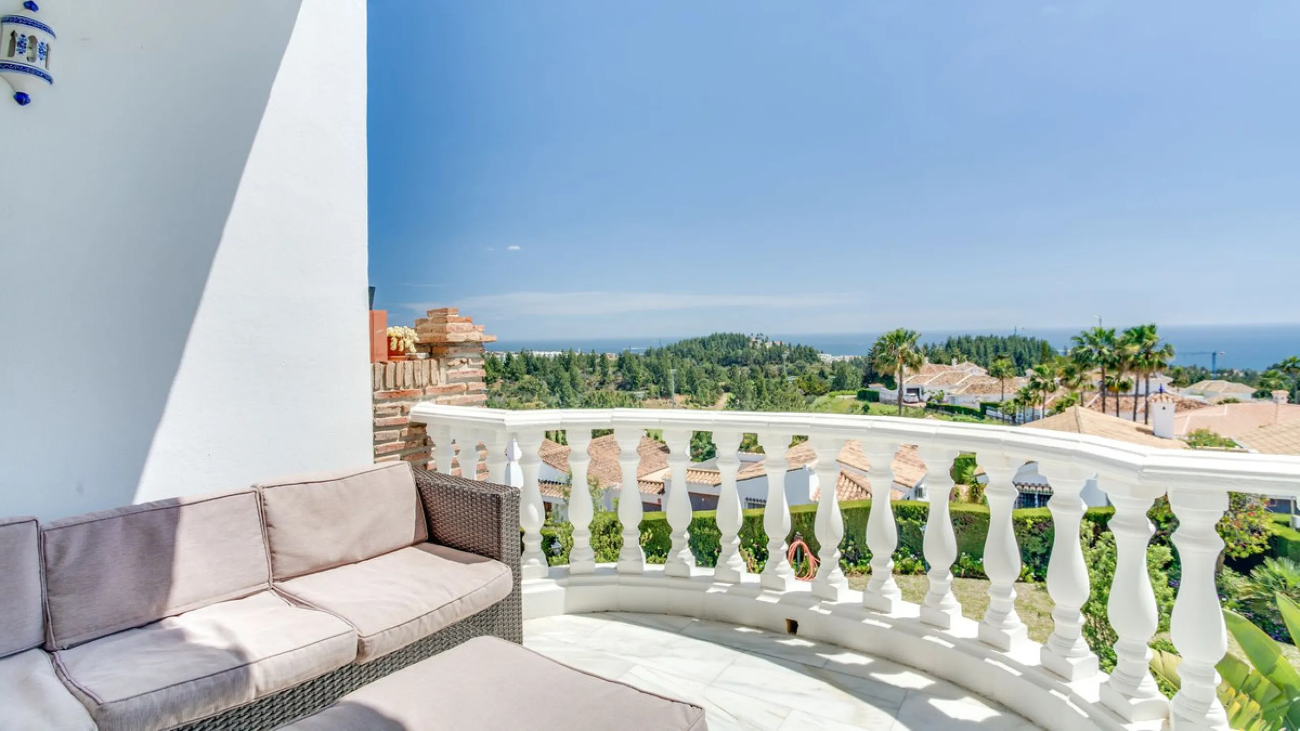 This apartment is located on the first floor of a small residential complex directly on the golf course of El Chaparral. The location is one of the most sought-after residential areas in the region. Within a few minutes, you can reach the popular coastal 