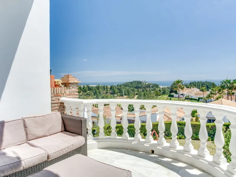 This apartment is located on the first floor of a small residential complex directly on the golf course of El Chaparral. The location is one of the most sought-after residential areas in the region. Within a few minutes, you can reach the popular coastal 