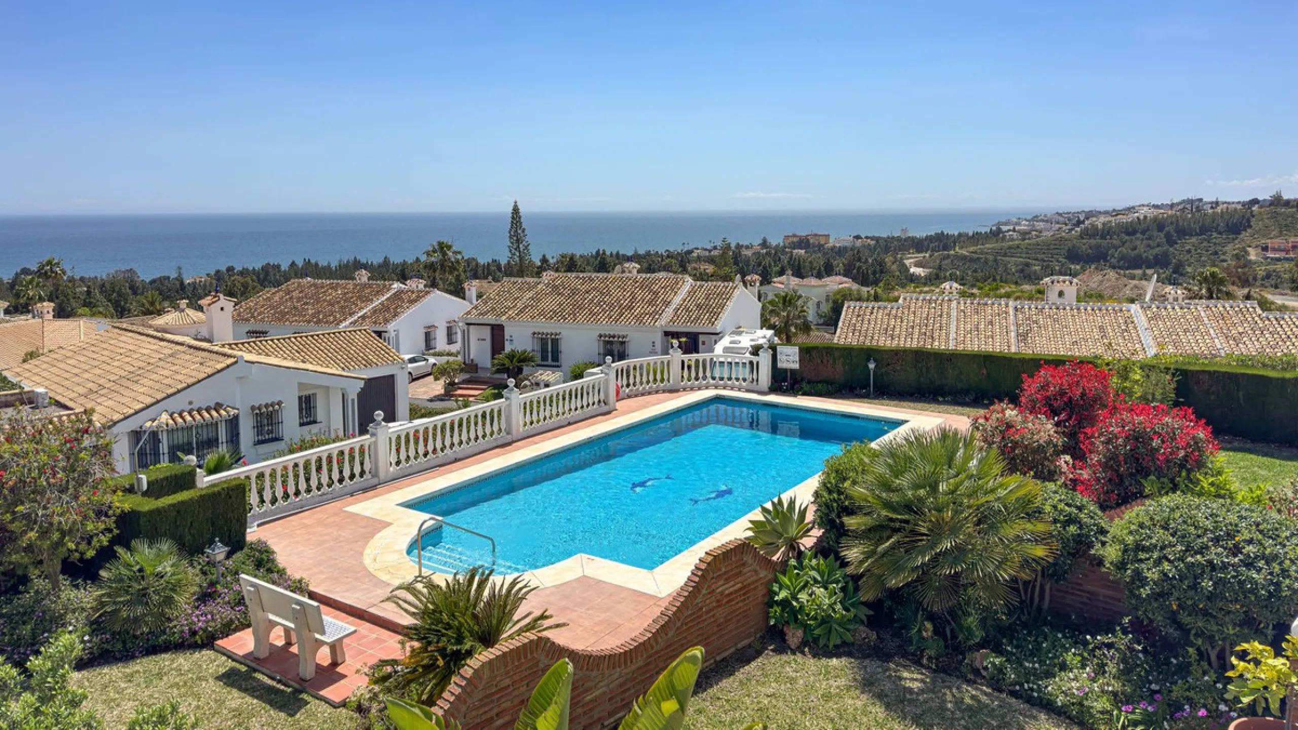 This apartment is located on the first floor of a small residential complex directly on the golf course of El Chaparral. The location is one of the most sought-after residential areas in the region. Within a few minutes, you can reach the popular coastal 
