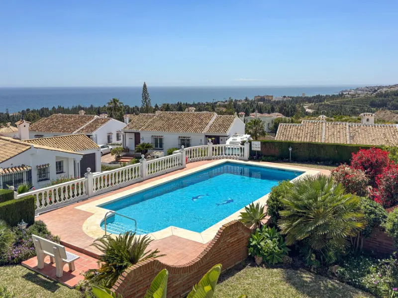 This apartment is located on the first floor of a small residential complex directly on the golf course of El Chaparral. The location is one of the most sought-after residential areas in the region. Within a few minutes, you can reach the popular coastal 