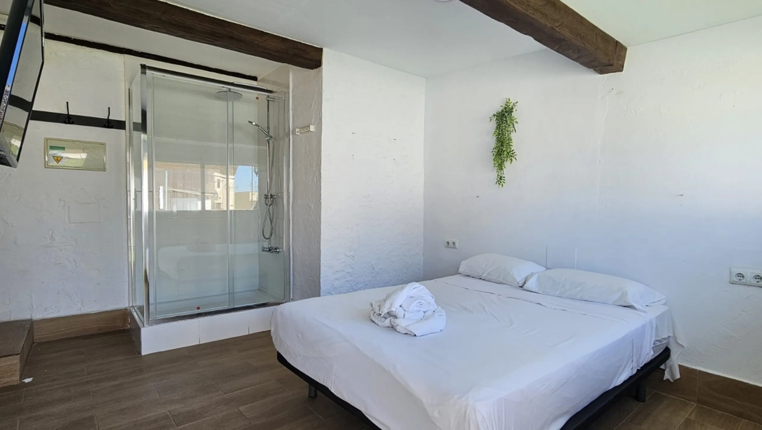 Boutique hotel located in the heart of Málaga, on a quiet street yet close to all services and amenities. It boasts 590 m² of built area and 13 rooms distributed over four floors, including a penthouse with a turret.