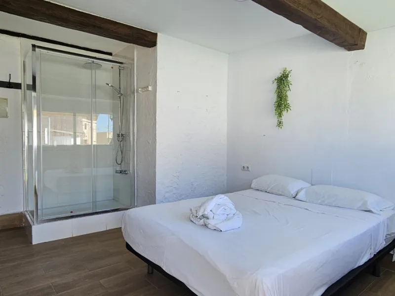 Boutique hotel located in the heart of Málaga, on a quiet street yet close to all services and amenities. It boasts 590 m² of built area and 13 rooms distributed over four floors, including a penthouse with a turret.