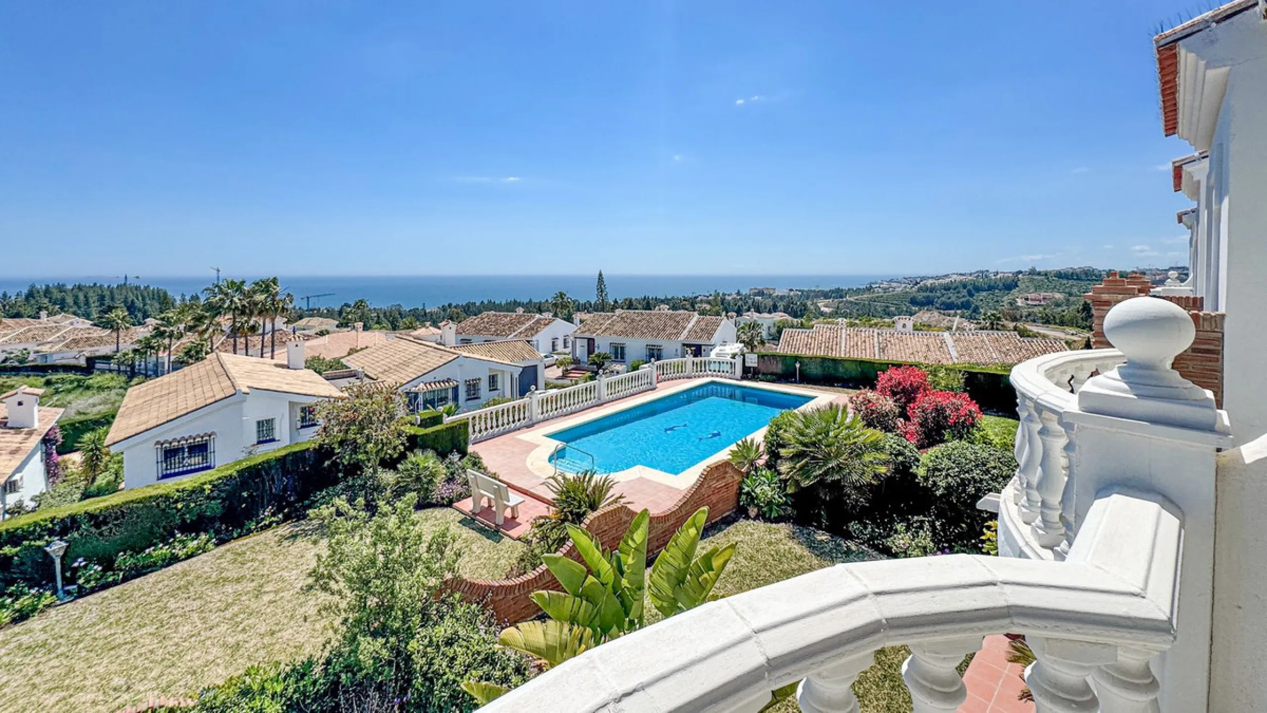 This apartment is located on the first floor of a small residential complex directly on the golf course of El Chaparral. The location is one of the most sought-after residential areas in the region. Within a few minutes, you can reach the popular coastal 