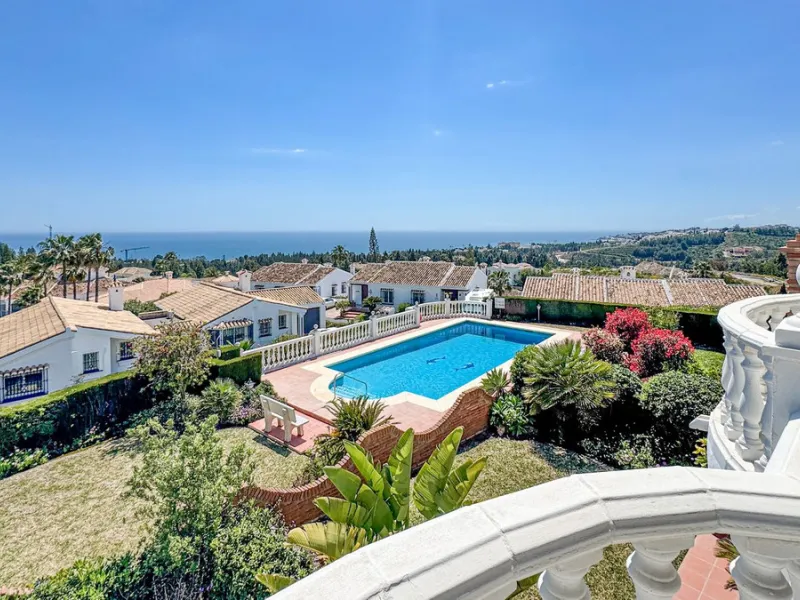 This apartment is located on the first floor of a small residential complex directly on the golf course of El Chaparral. The location is one of the most sought-after residential areas in the region. Within a few minutes, you can reach the popular coastal 